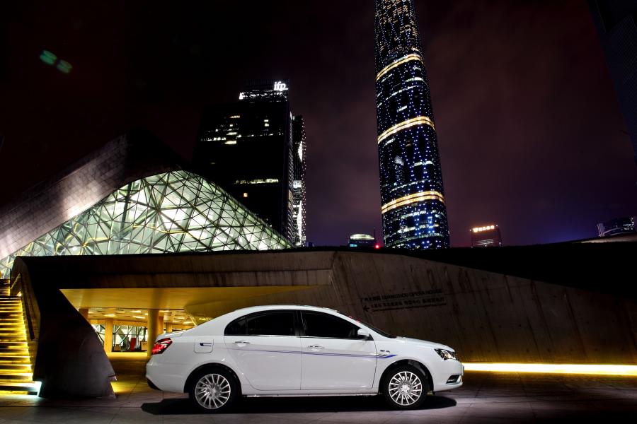  Geely Emgrand EV 2015 года  (фото 17 из 30)